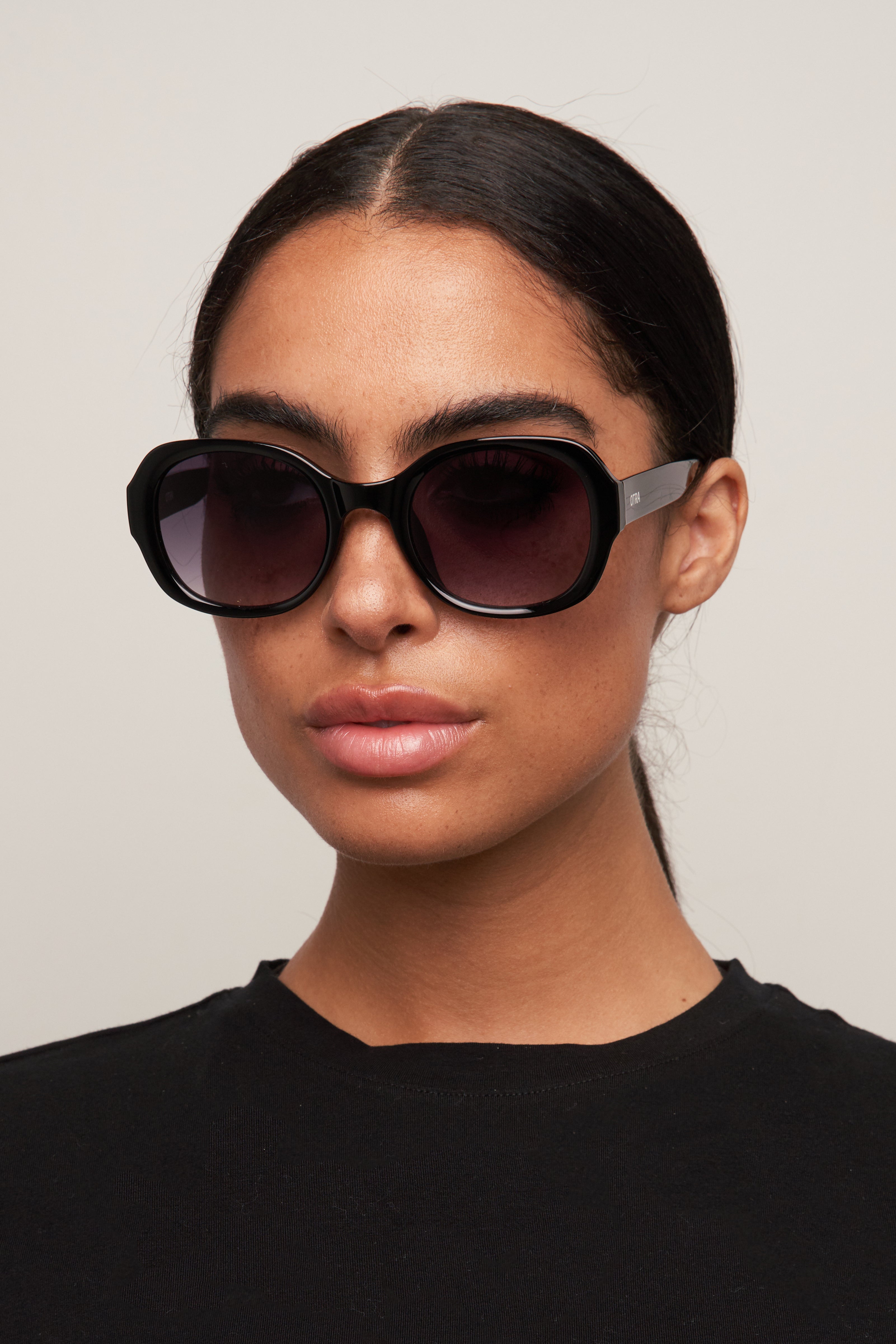 Darcy - Black/ Smoke Fade