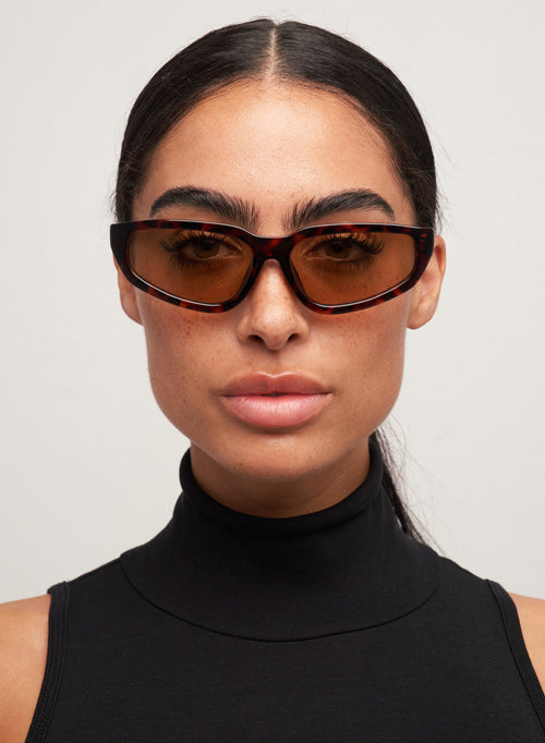 Nikki - Tort/ Brown