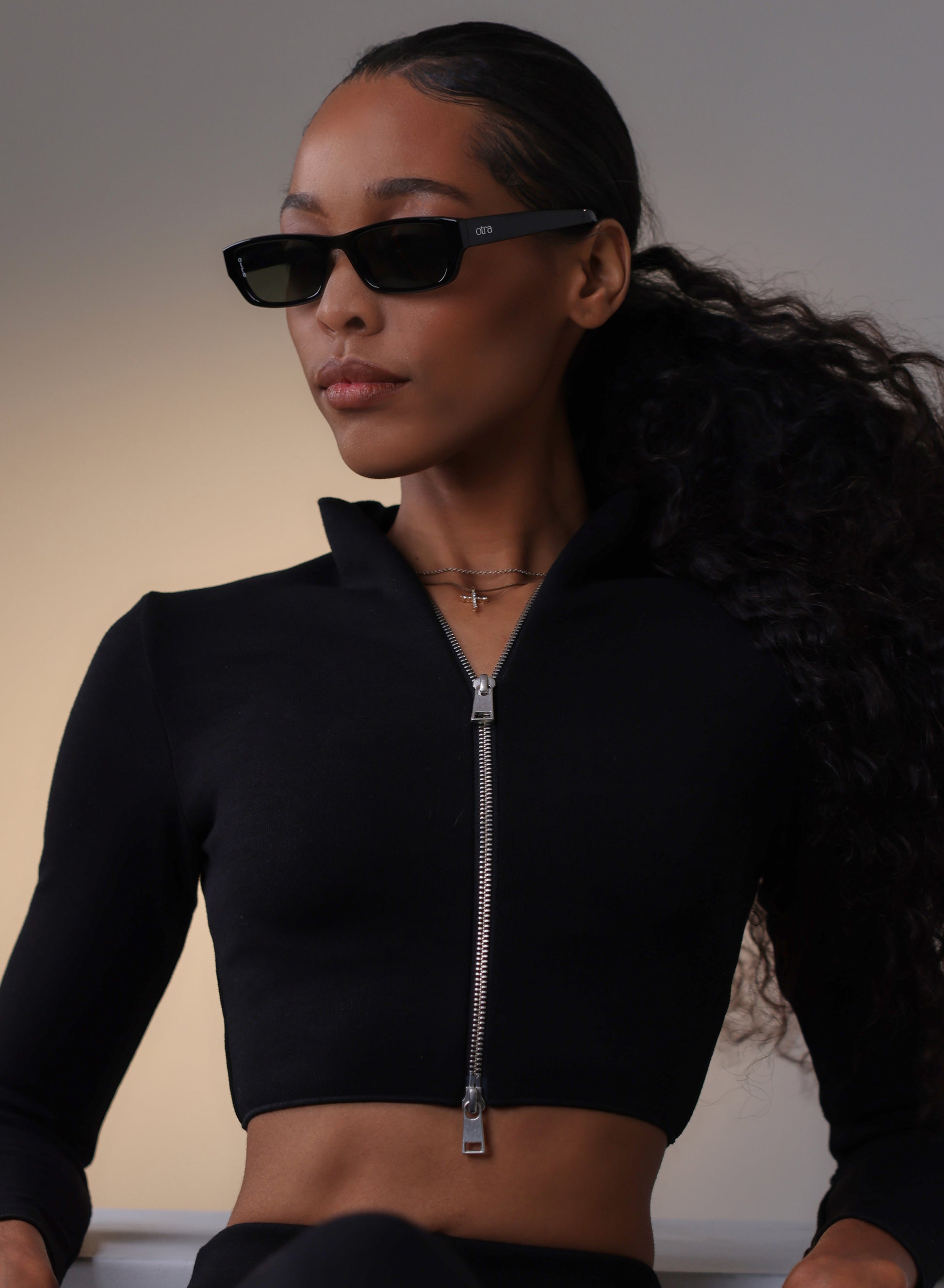 Mabel black sunglasses on-model
