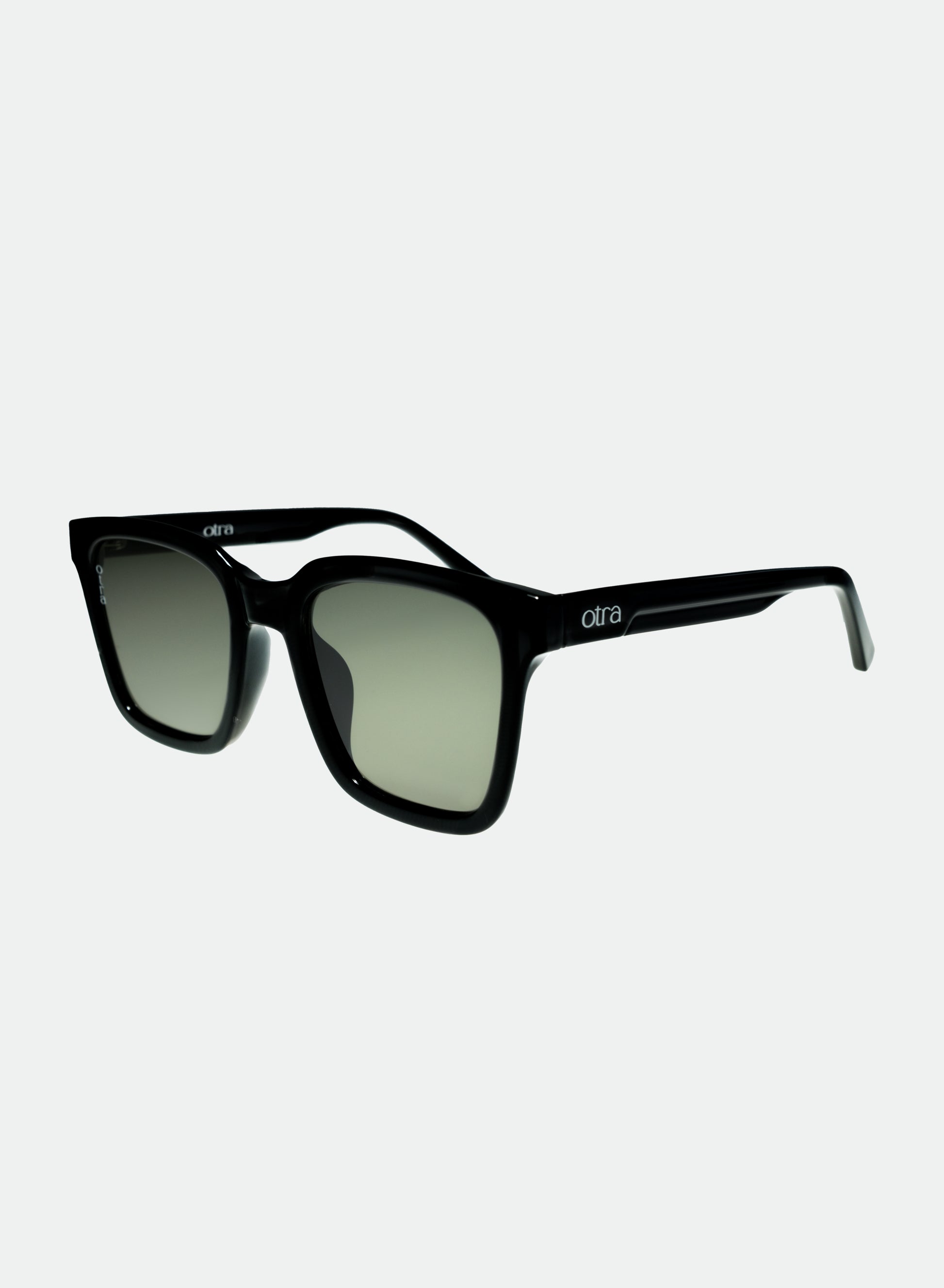 Side view Fyn oversized square sunglasses in black