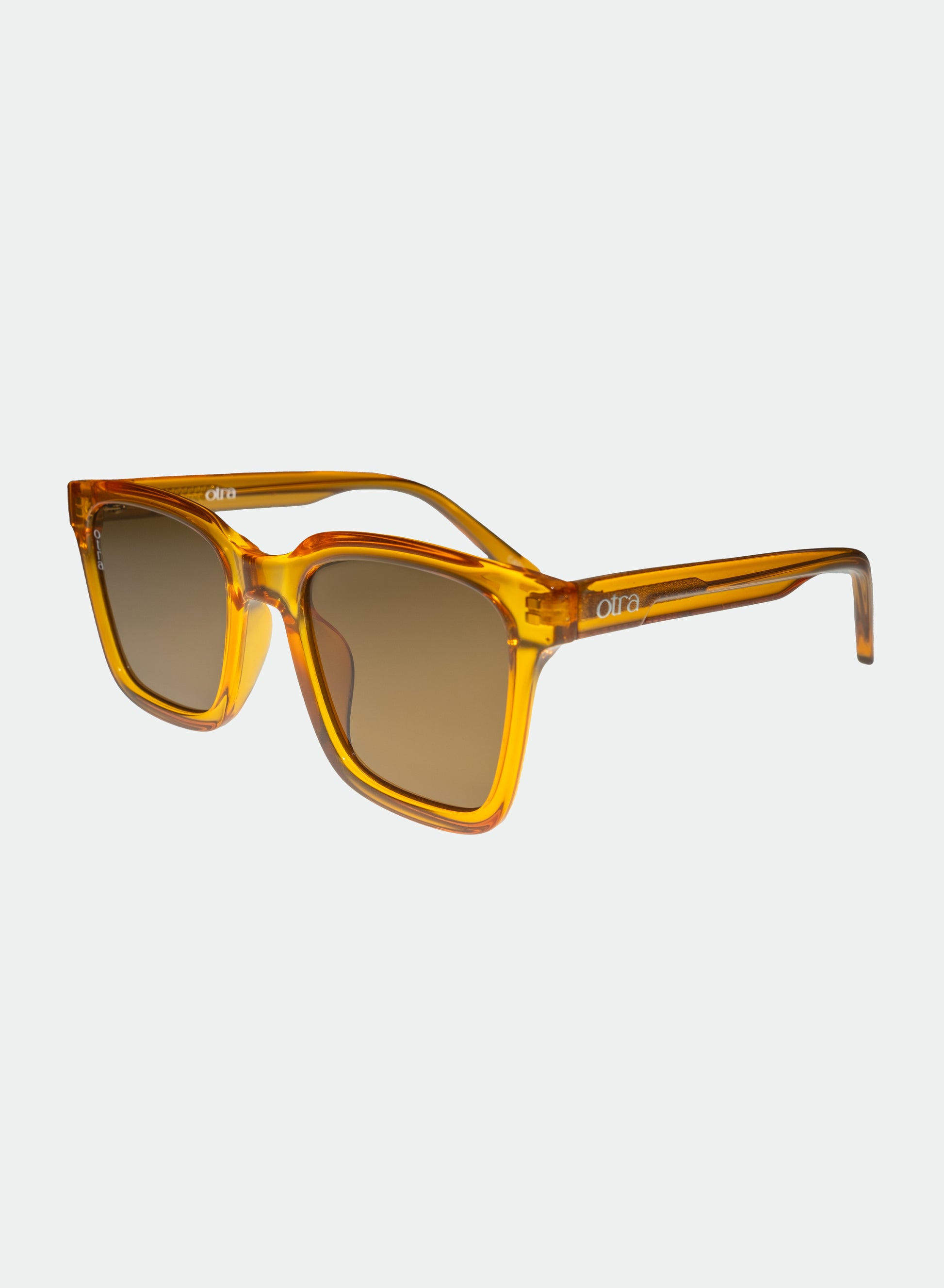 Side view of Fyn classic oversized sunglasses 