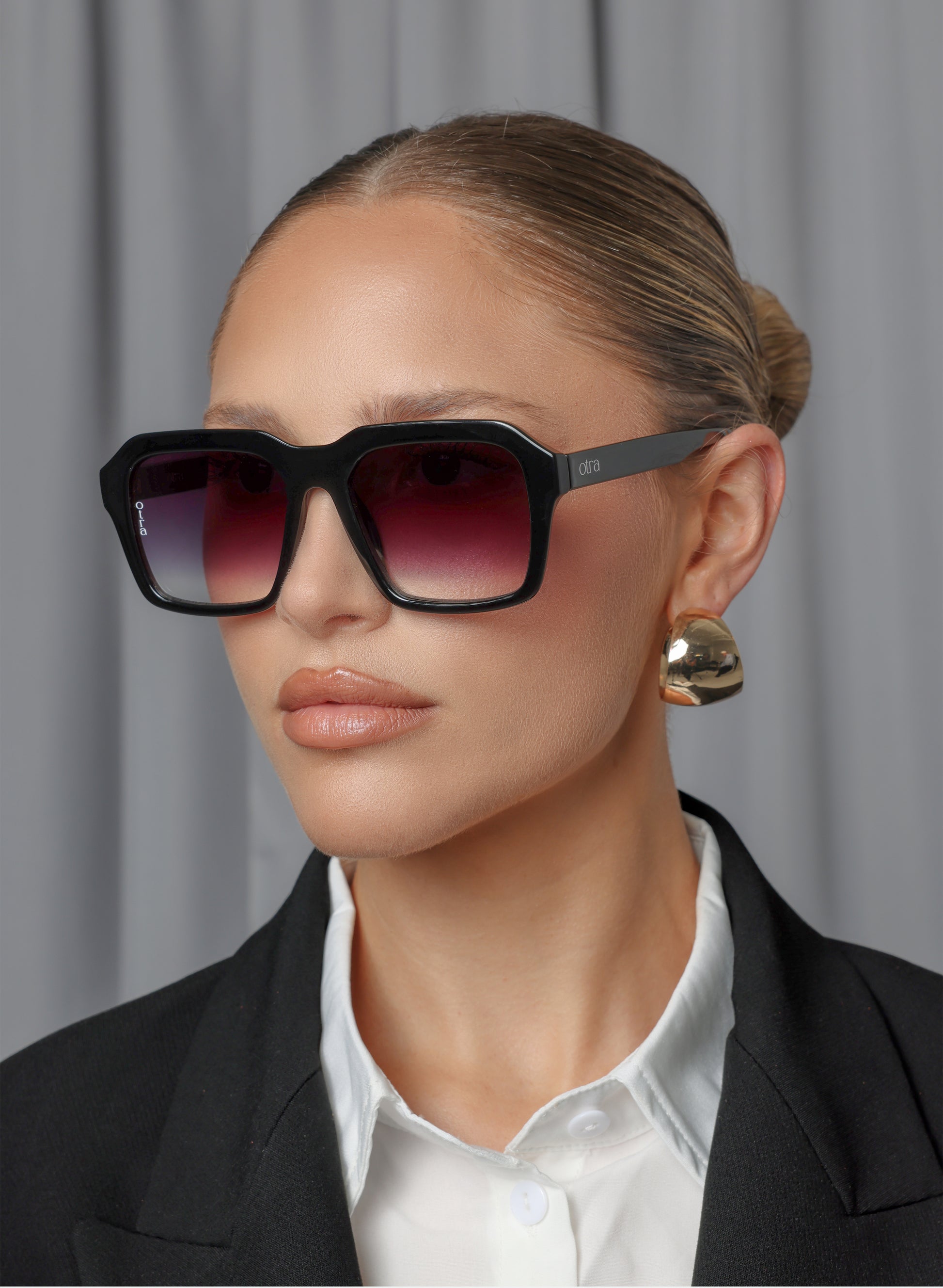 Lennox sunglasses in black on-model