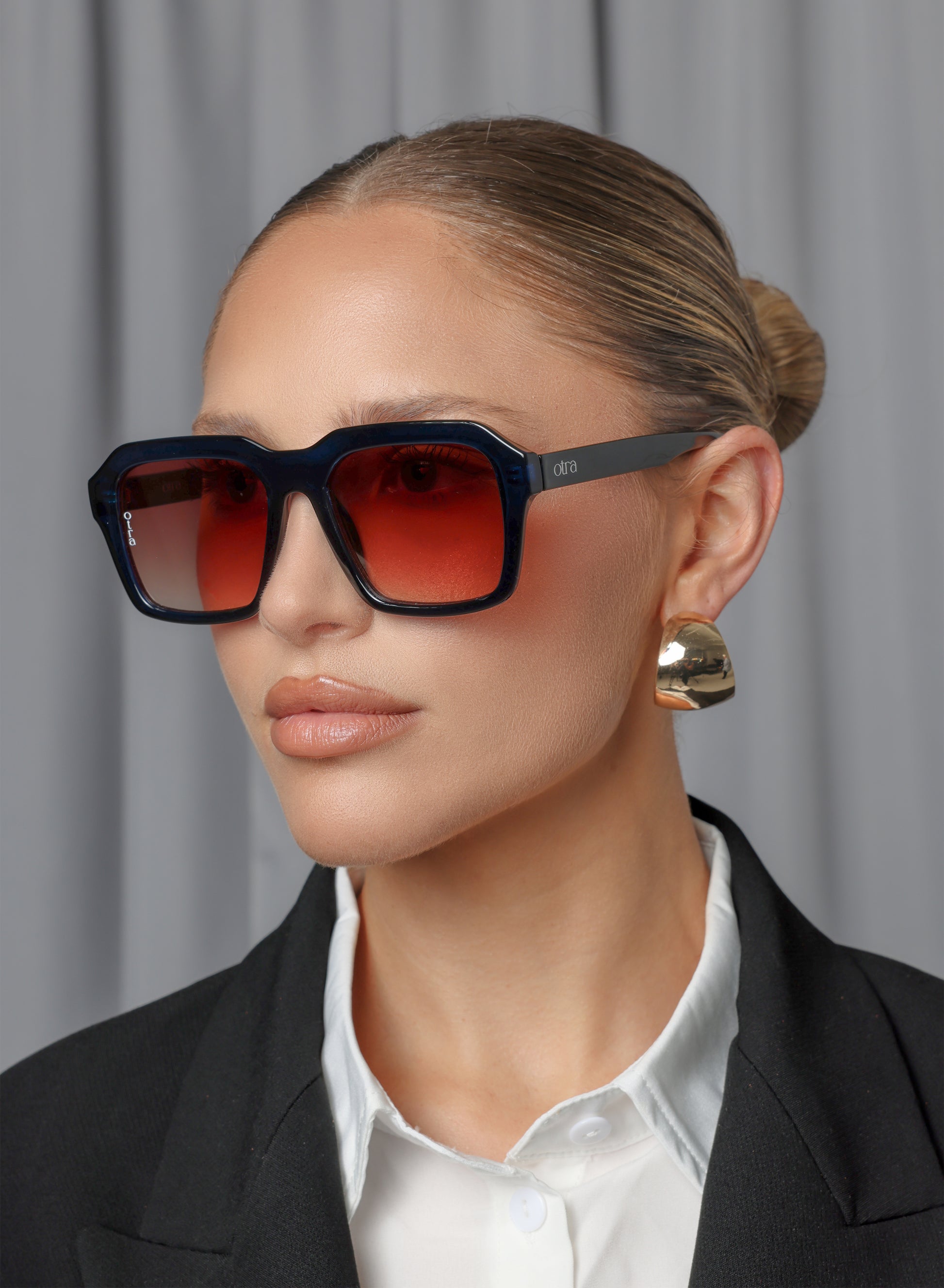 Lennox sunglasses in navy on-model