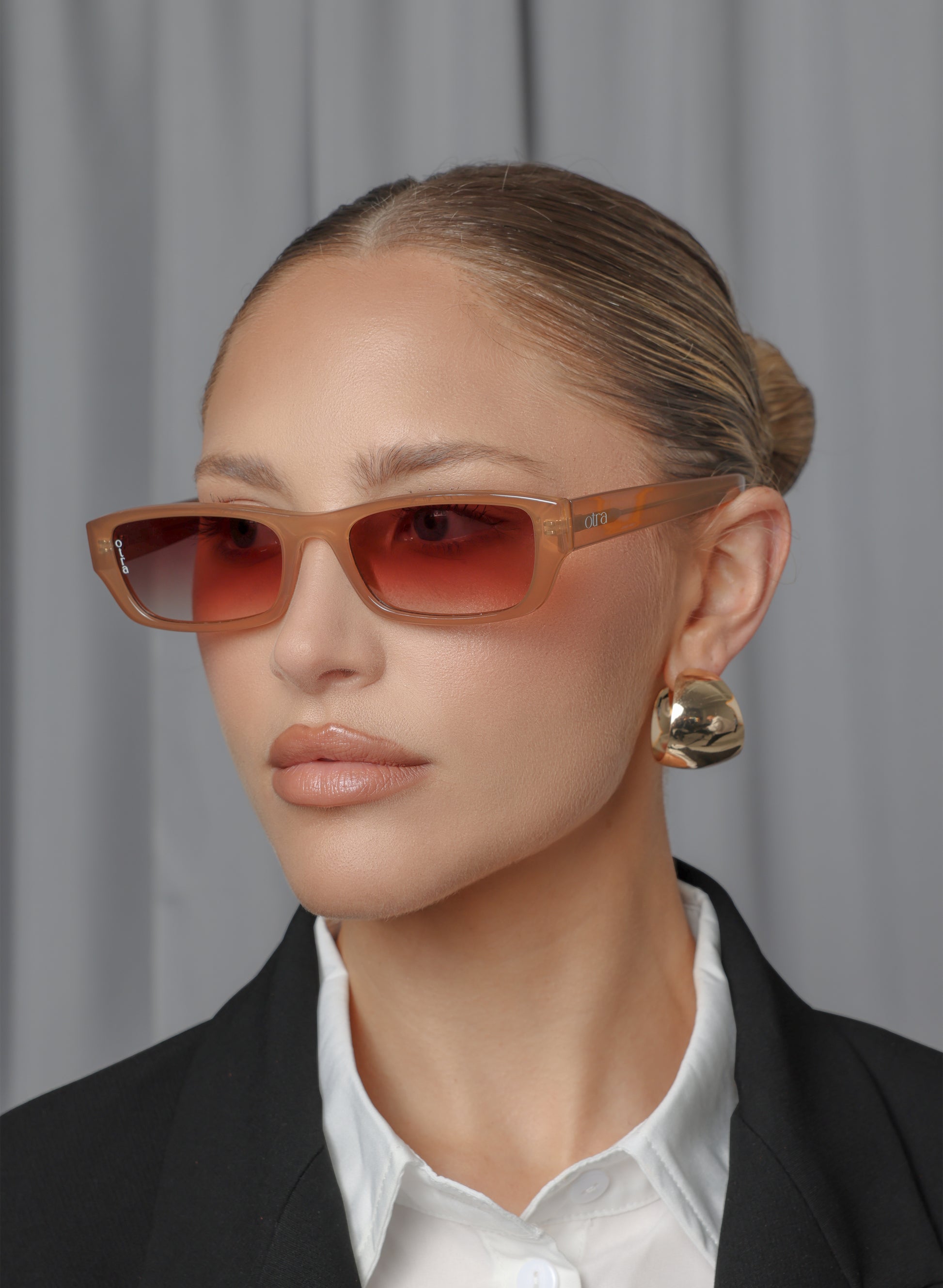 Mabel brown sunglasses on model