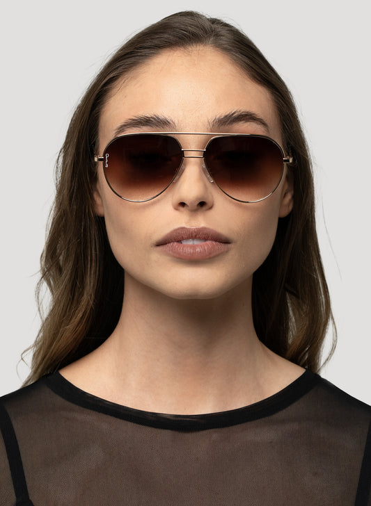 Model wearing Transit aviator sunglasses in brown