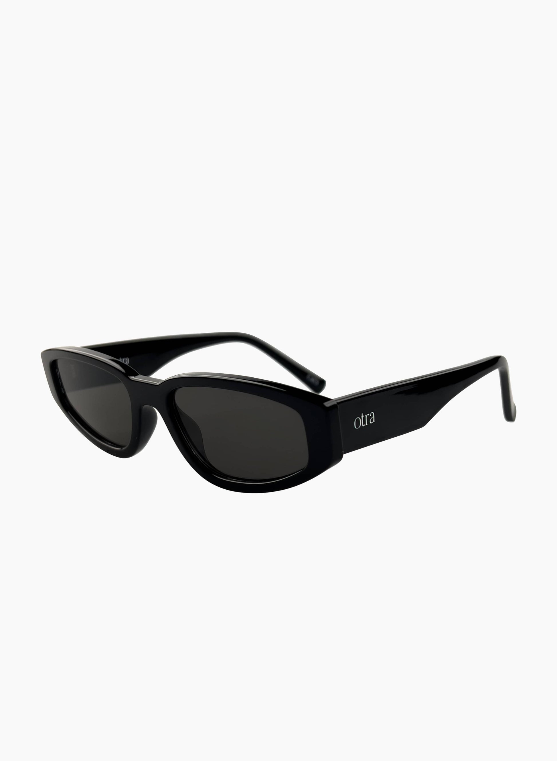 Side view of Model wearing Kai cat eye black sunglasses in black 