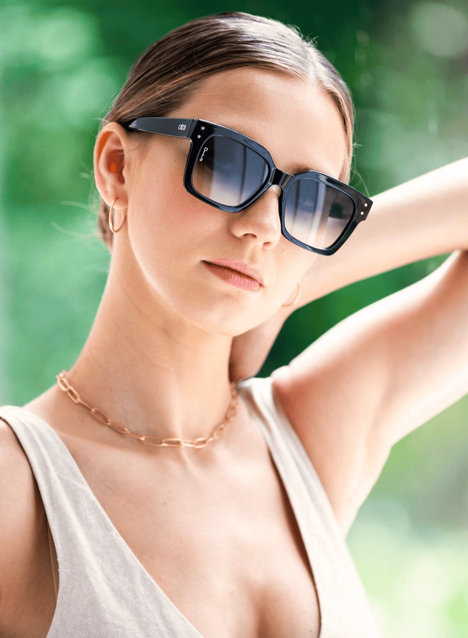 Model wearing Ora square sunglasses in black